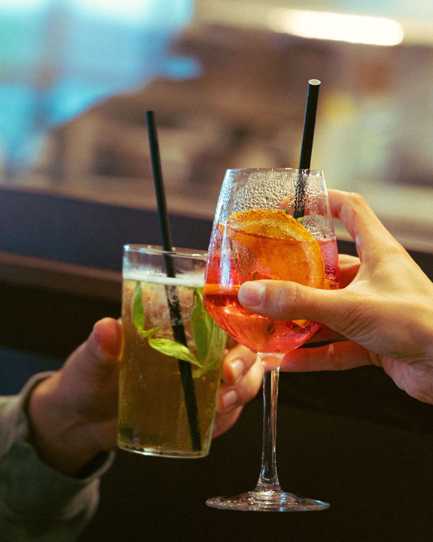 Cocktails qui trinquent au bar de Toto's