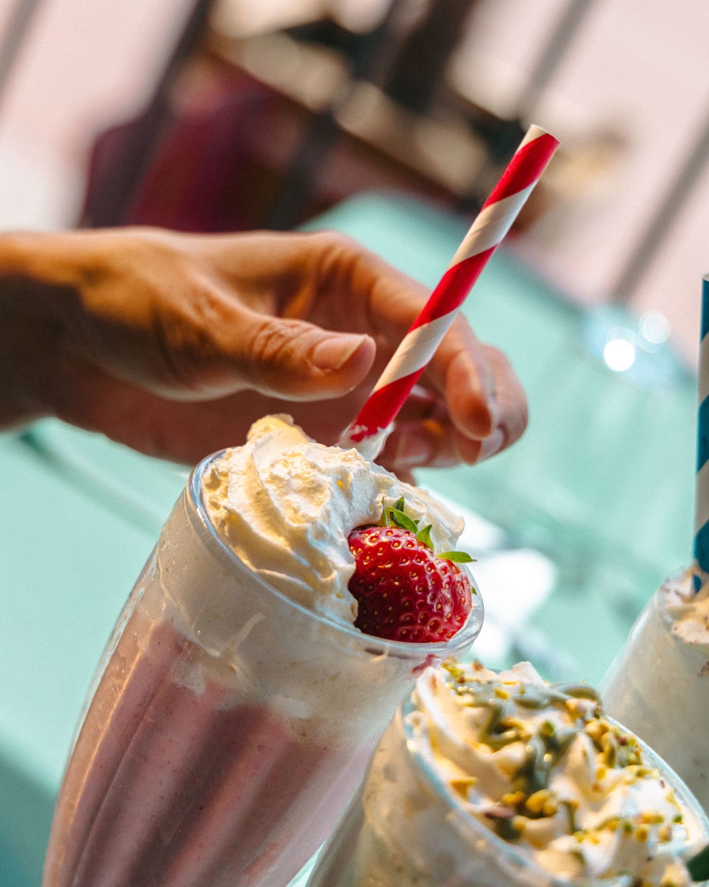 Milkshake fraise, crème fouettée et paille rayée chez Toto's