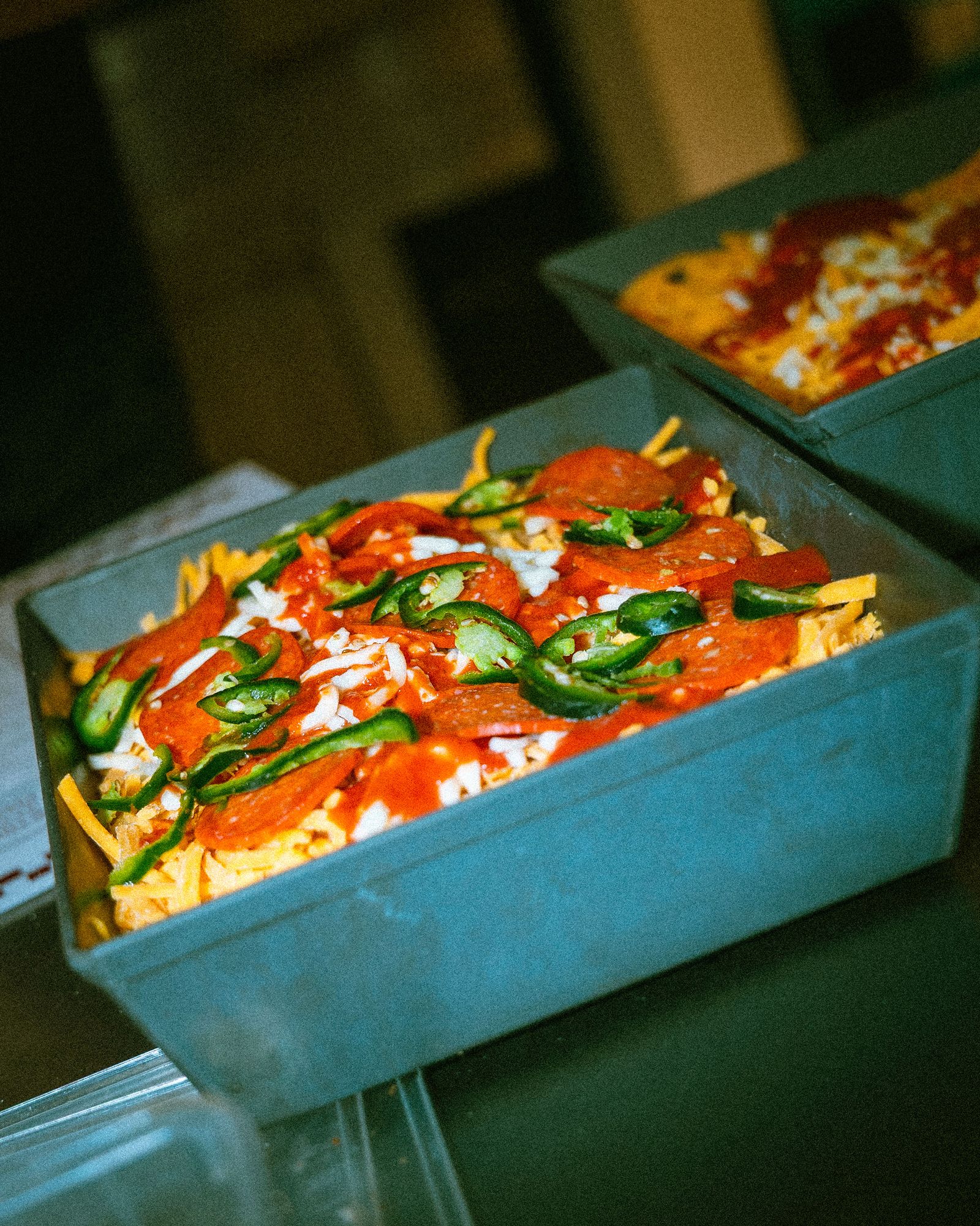 Pizza Detroit de Toto's tout juste sortie du moule, bords de fromage caramélisés