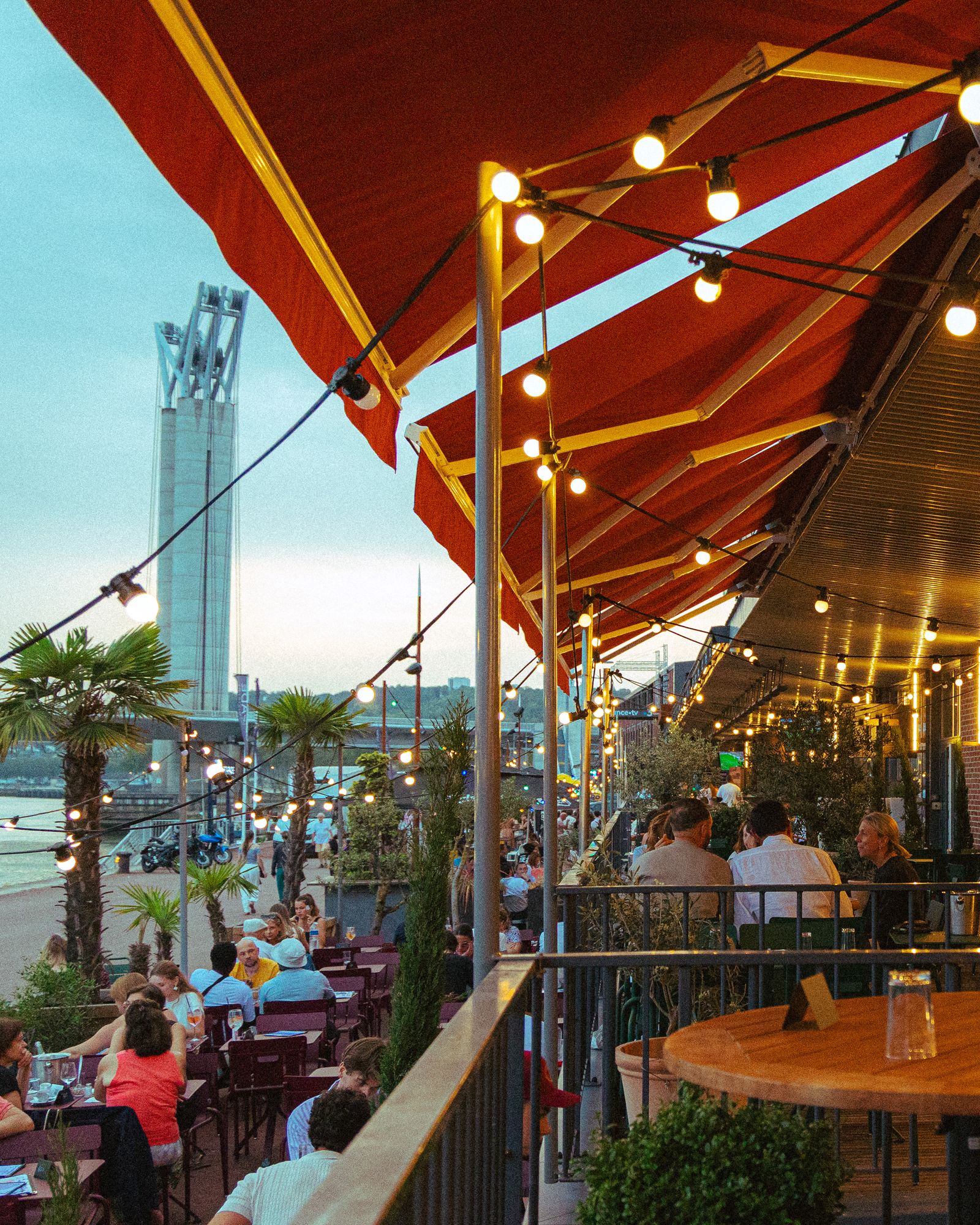 La terrasse de Toto's sous les guirlandes, face à la Seine sur les quais rive droite de Rouen