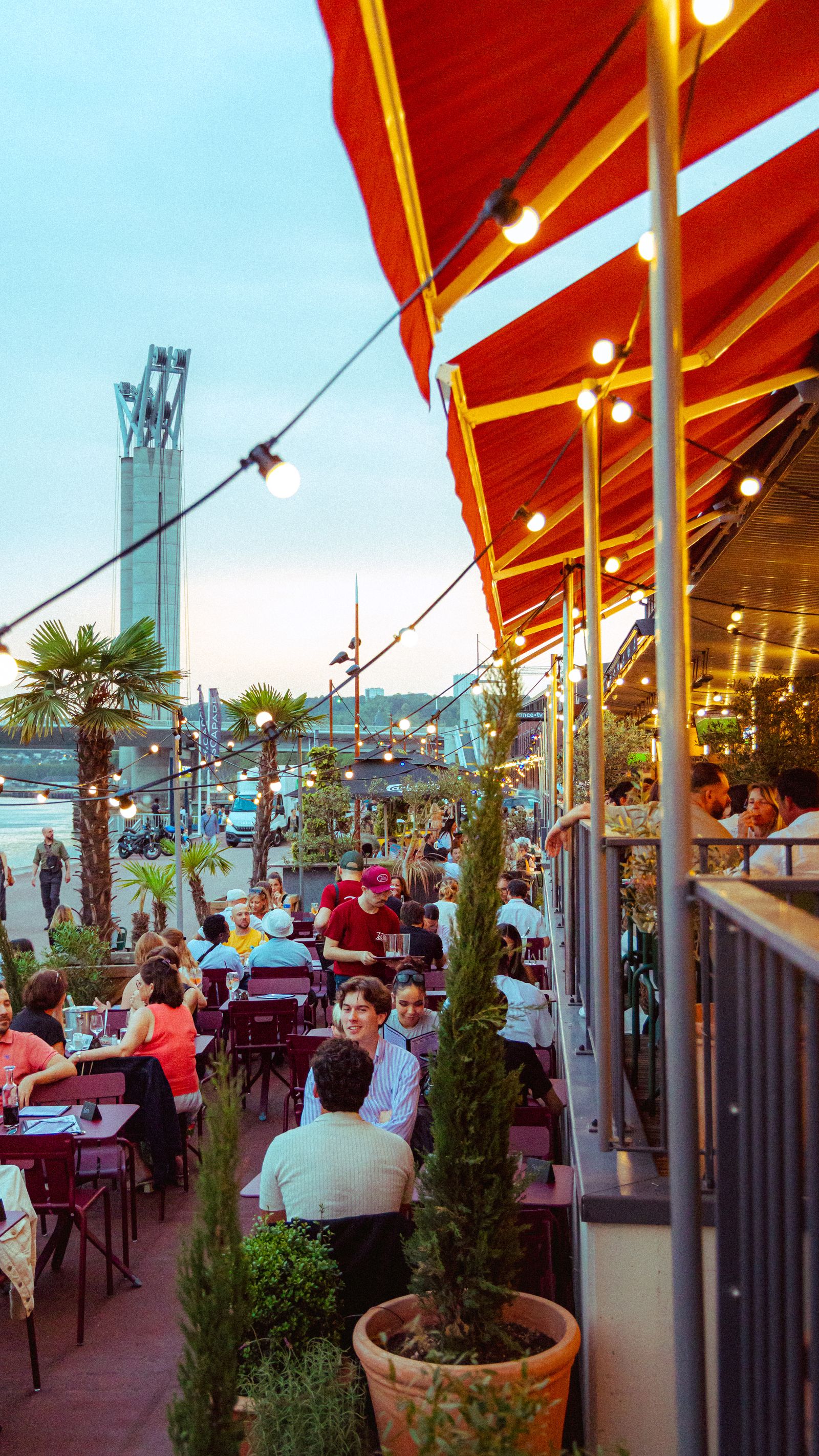 La terrasse de Toto's un soir d'été sur les quais de Rouen