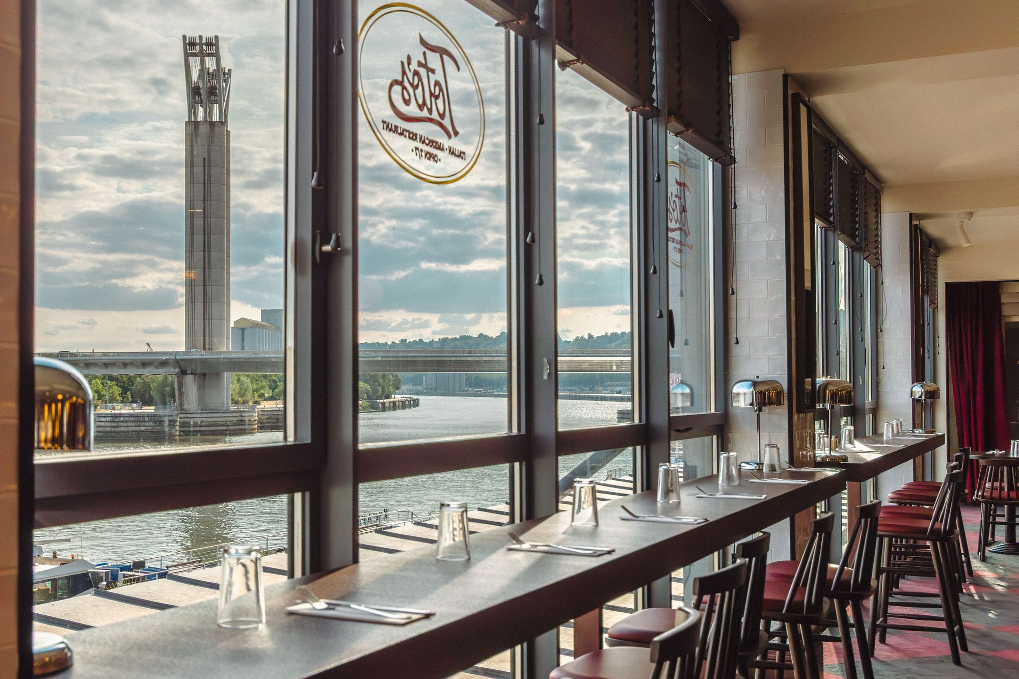 Le comptoir de Toto's le long de la baie vitrée, face à la Seine et au pylône du pont Flaubert, quais rive droite de Rouen